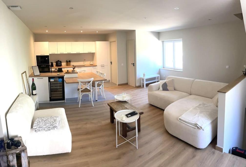 un salon avec un canapé et une table dans l'établissement Maison de ville avec terrasse., à Marseillan