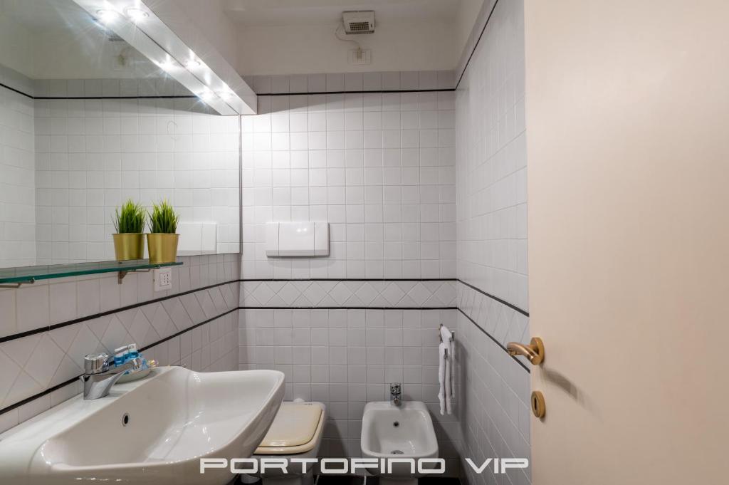 Kúpeľňa v ubytovaní Your Window on Portofino by PortofinoVip