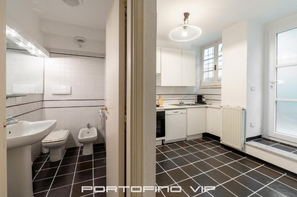 Kúpeľňa v ubytovaní Your Window on Portofino by PortofinoVip