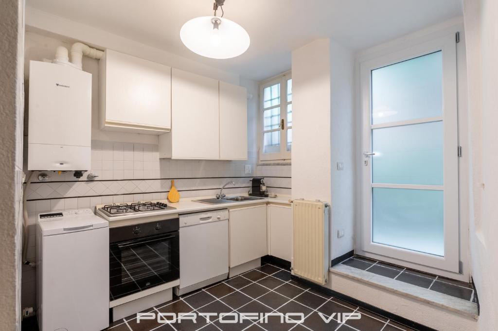 Kuchyňa alebo kuchynka v ubytovaní Your Window on Portofino by PortofinoVip
