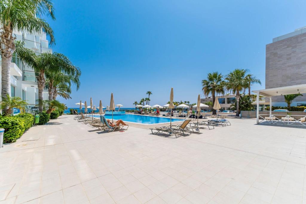 Bazén v ubytování DIANA - Coralli Beachfront Apartment nebo v jeho okolí