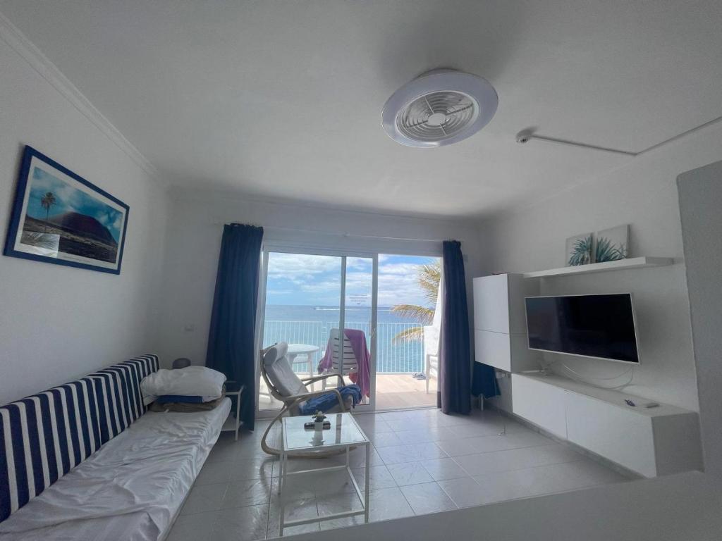 A television and/or entertainment centre at Apartamentos Cabrera