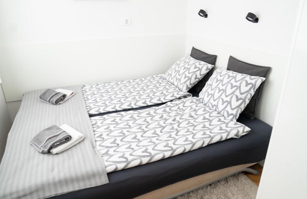 Posteľ alebo postele v izbe v ubytovaní Casa de Dinca, 2 bedroom, big balcony, free parking zone