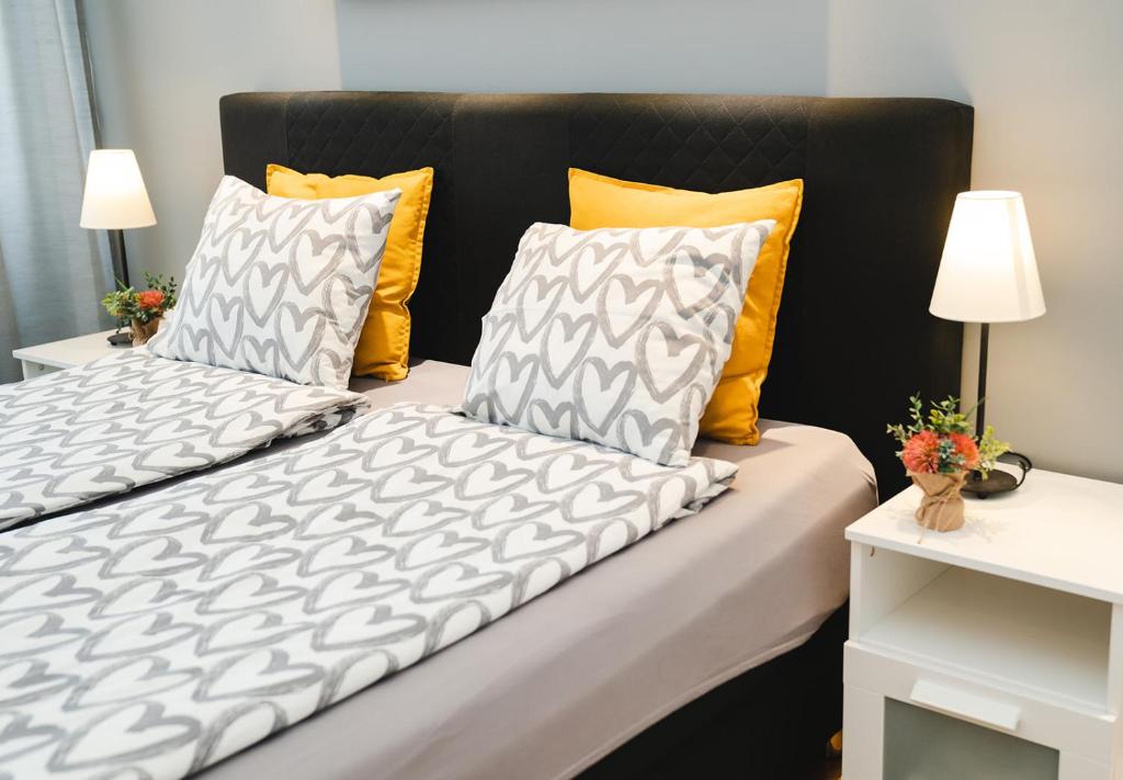 Posteľ alebo postele v izbe v ubytovaní Casa de Dinca, 2 bedroom, big balcony, free parking zone
