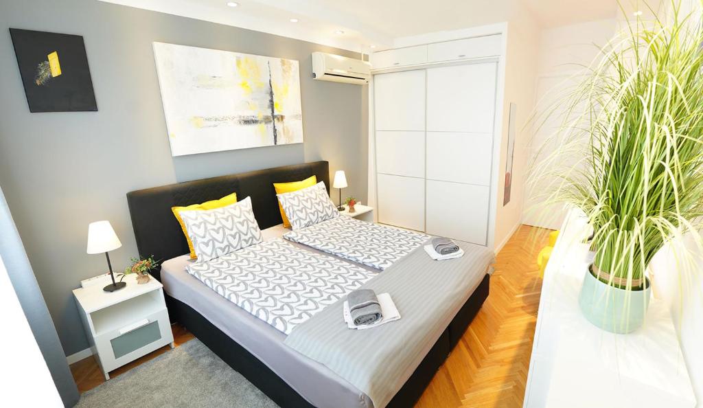 Posteľ alebo postele v izbe v ubytovaní Casa de Dinca, 2 bedroom, big balcony, free parking zone