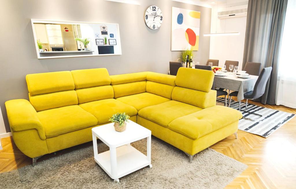 - un salon avec un canapé jaune et une table dans l'établissement Casa de Dinca, 2 bedroom, 6 persons, free parking zone, à Zagreb