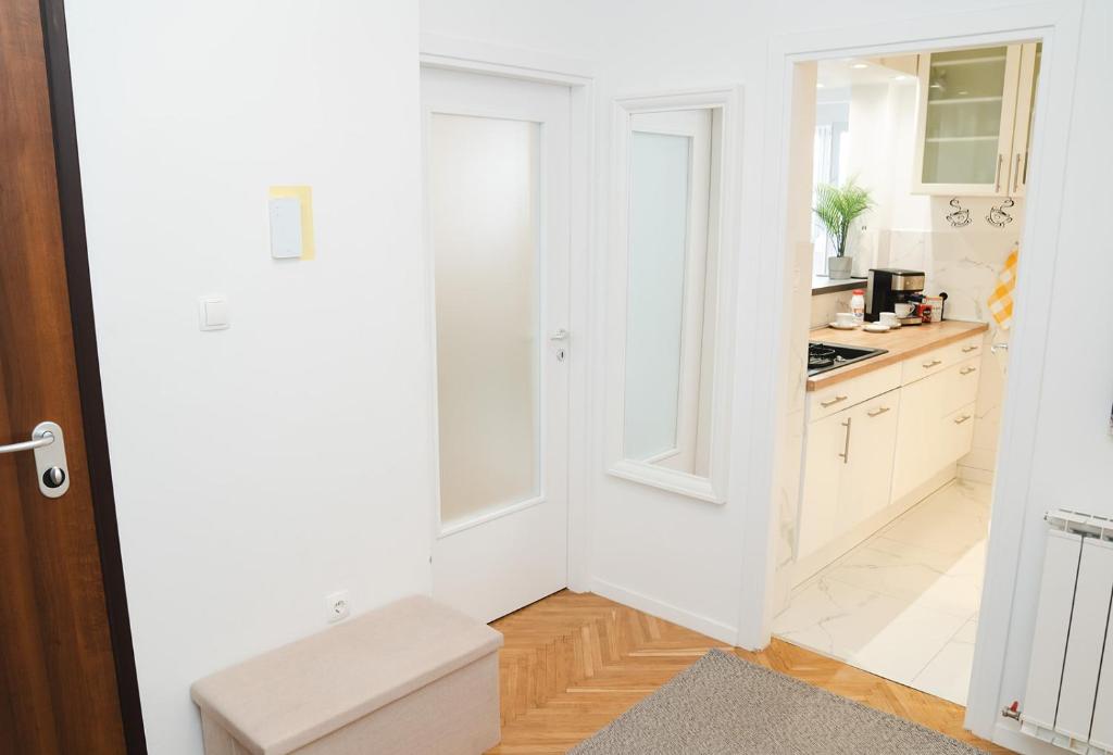 Kuchyňa alebo kuchynka v ubytovaní Casa de Dinca, 2 bedroom, big balcony, free parking zone
