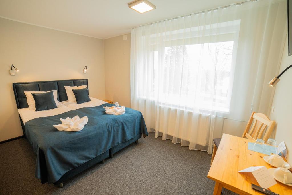 En eller flere senge i et værelse på Kuremaa Külalistemaja