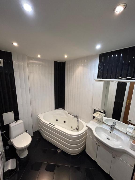 Koupelna v ubytování Victoria Hotel Rooms & Victoria Apartment Veliko Tarnovo