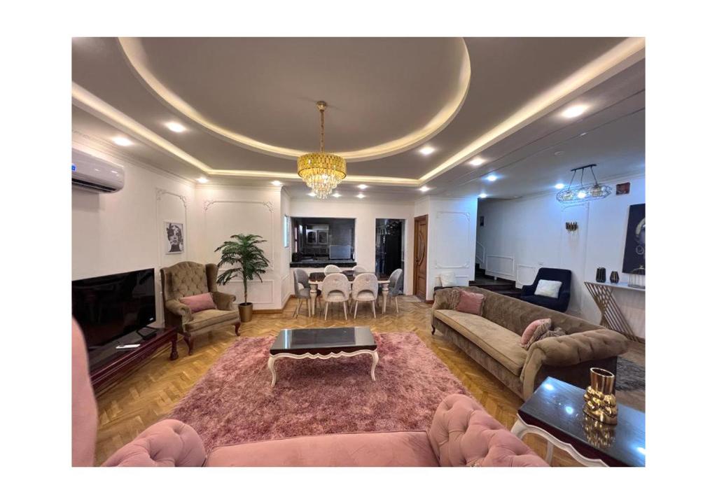TV a/nebo společenská místnost v ubytování Madinaty - Luxury villa with Amazing private garden مدينتي - فيلا فندقيه فاخرة