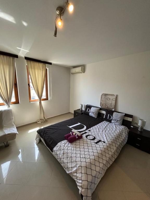 Postel nebo postele na pokoji v ubytování Victoria Hotel Rooms & Victoria Apartment Veliko Tarnovo