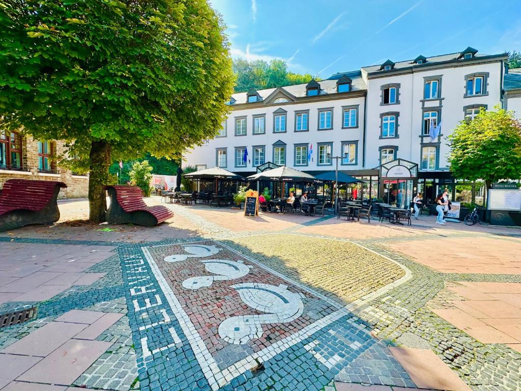 - un bâtiment avec du carrelage au sol et le numéro indiqué dans l'établissement Koener Hotel & Spa, à Clervaux