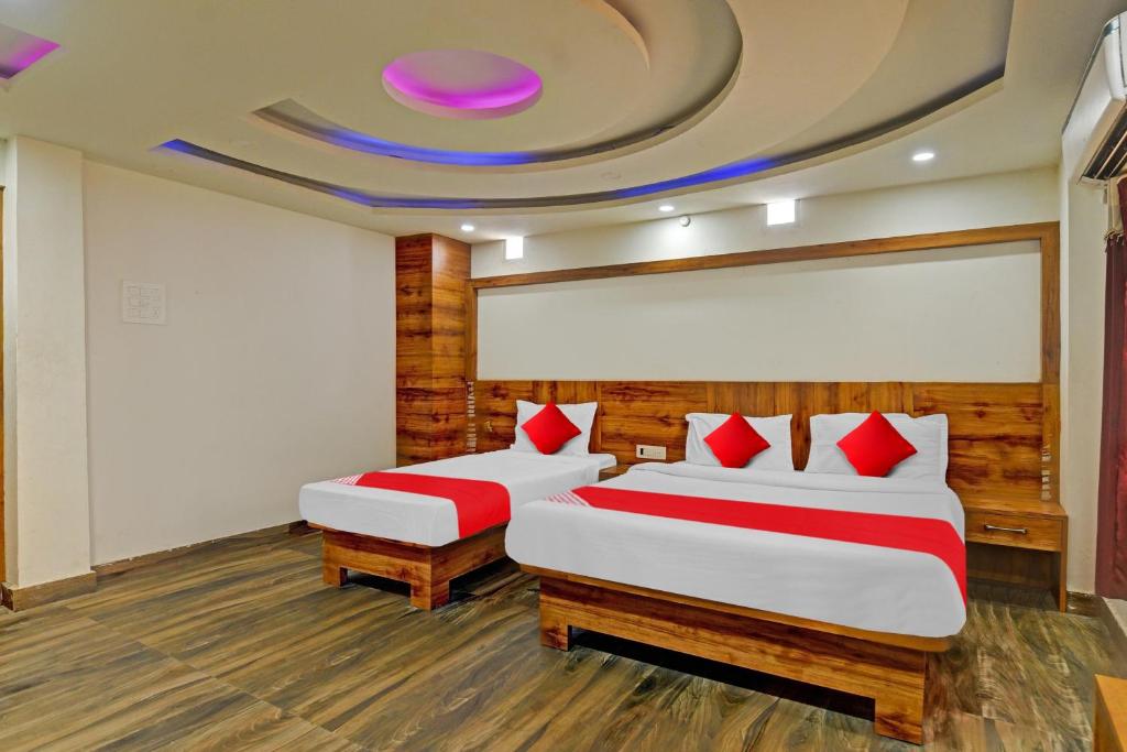 A bed or beds in a room at Oxy Shivani Residency