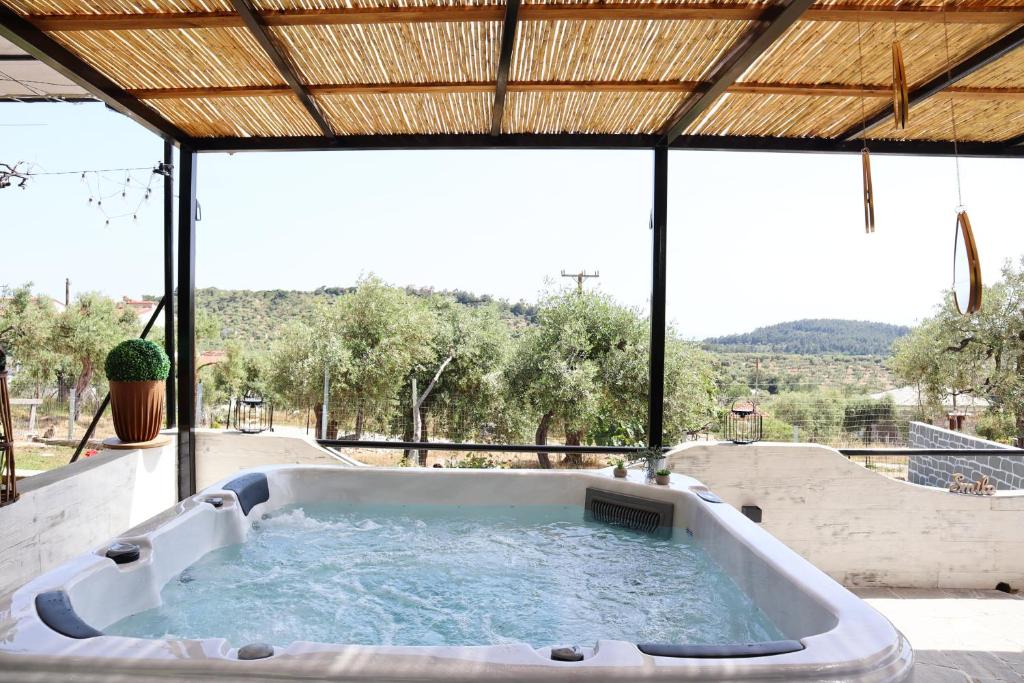 un bain à remous sur une terrasse avec vue dans l'établissement Thassion-ikea Feels Like Home, à Astris