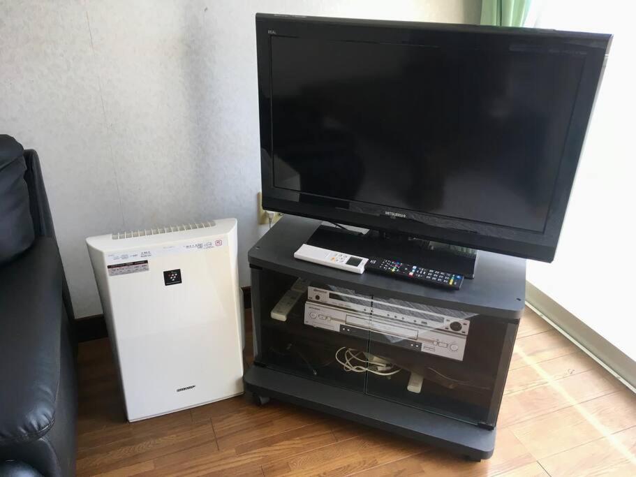TV a/nebo společenská místnost v ubytování オーシャンビューで海水浴が出来てカフェも近いの貸し切り宿ウミトミント