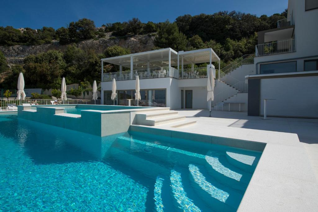 Bazén v ubytování Zlatni Zalaz,Apartments,Supetarska Draga nebo v jeho okolí