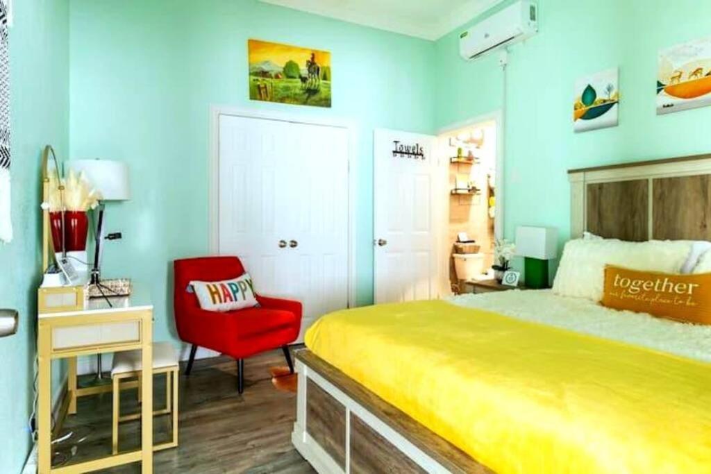 Postel nebo postele na pokoji v ubytování Modern Decor Apt Near Airport With Beach Club Access