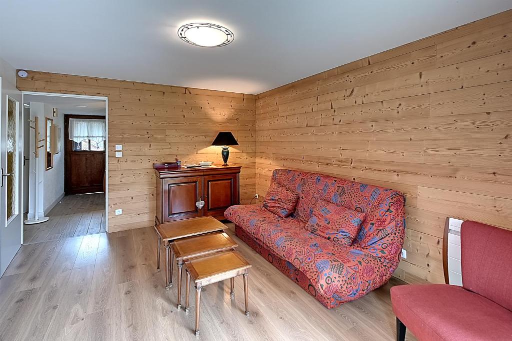 un salon avec un canapé et une table dans l'établissement Pré Fleuri 2 - Vue Lac et Montagne, à 600m du lac, à Gérardmer