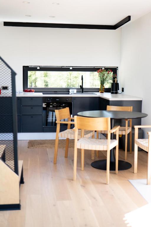 uma sala de jantar com uma mesa e cadeiras numa cozinha em Dom na Kaszubach Lektura em Fingrowa Huta