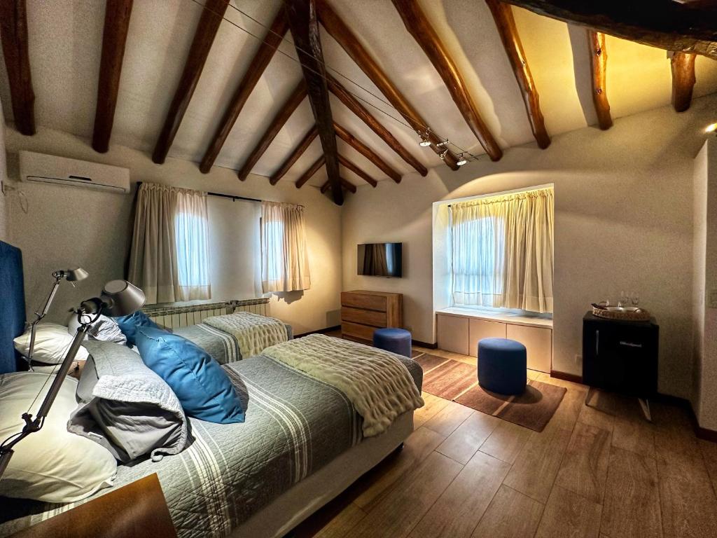 een slaapkamer met 2 bedden in een kamer bij Casa Cayé Solar del Plata in Vistalba