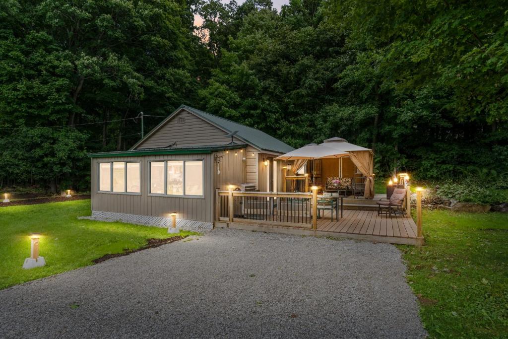 Κήπος έξω από το Luxury 3BR Cabin with Patio Large Yard and BBQ!