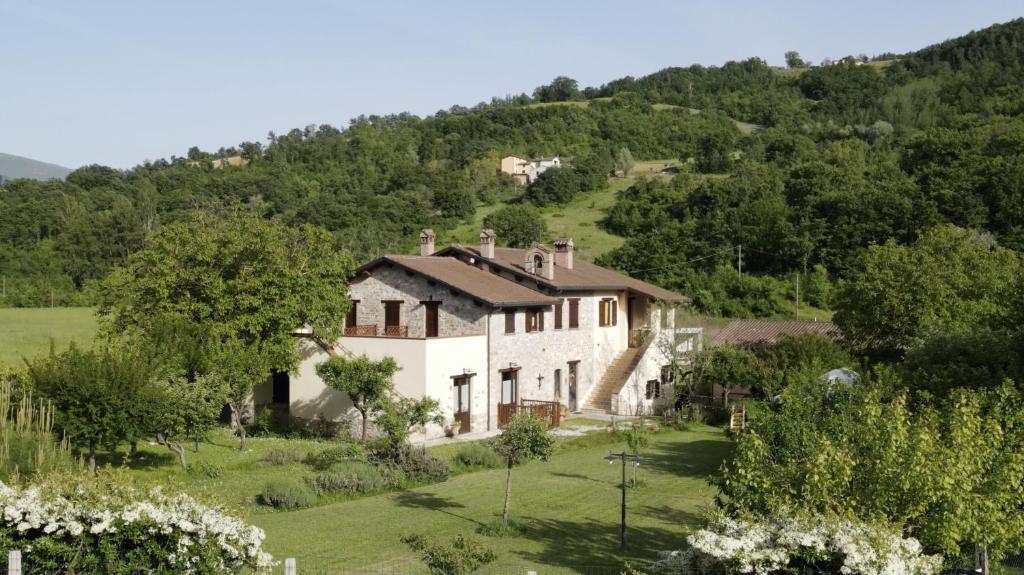 una imagen de una casa en una colina en Domus Laetitiae Santa Croce, en Gualdo Tadino