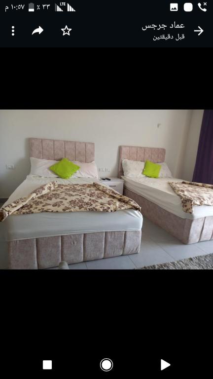 two beds sitting next to each other in a room at الغردقة in `Ezbet Bûgti
