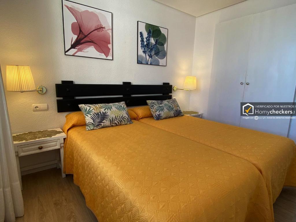 Posteľ alebo postele v izbe v ubytovaní COZY APARTAMENTO CENTRO TORREMOLINOS