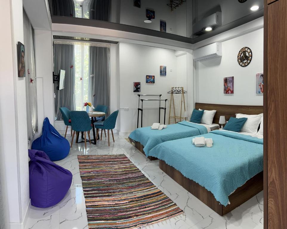 1 dormitorio con 2 camas y sala de estar en Kutaisi Apartment en Kutaisi