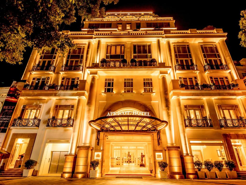 un grand bâtiment blanc avec une porte à l'avant dans l'établissement Apricot Hotel, à Hanoï