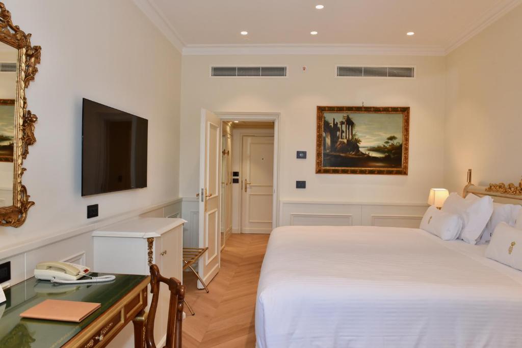Una televisión o centro de entretenimiento en Parco dei Principi Grand Hotel & SPA