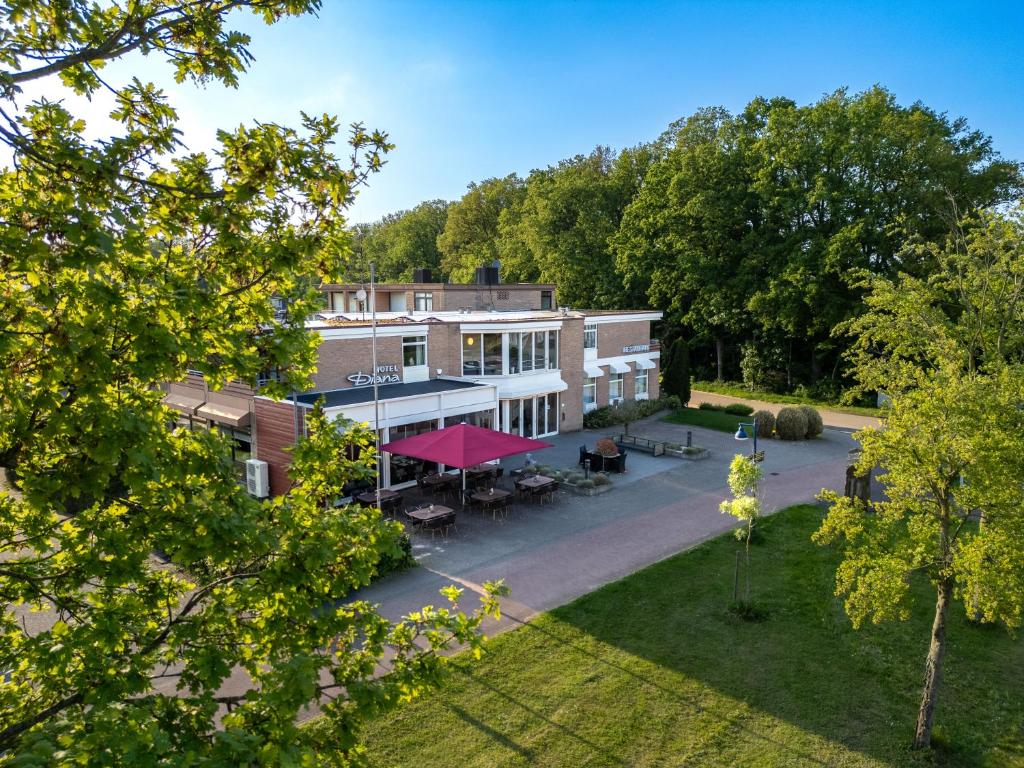 una vista aérea de un edificio con patio en Hotel Diana, en Bad Bentheim