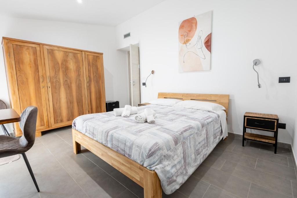 1 dormitorio con 1 cama y armario de madera en MaBi en Alghero