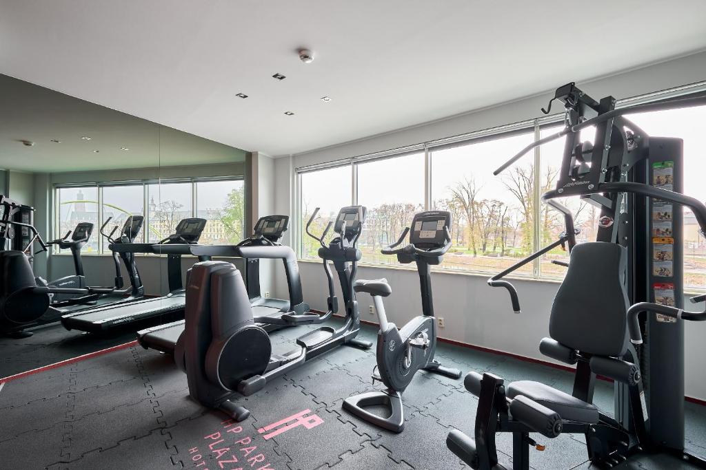 Posilňovňa alebo fitness centrum v ubytovaní HP Park Plaza