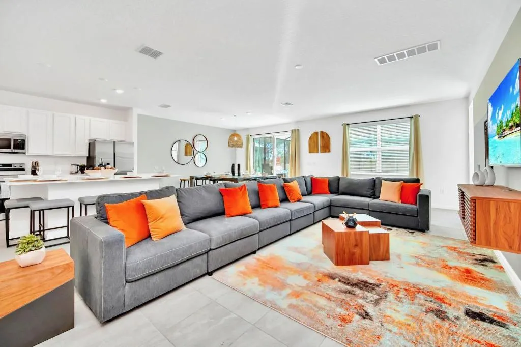 Upstay Modern Home w Pool, Games & BBQ - Sleeps 18