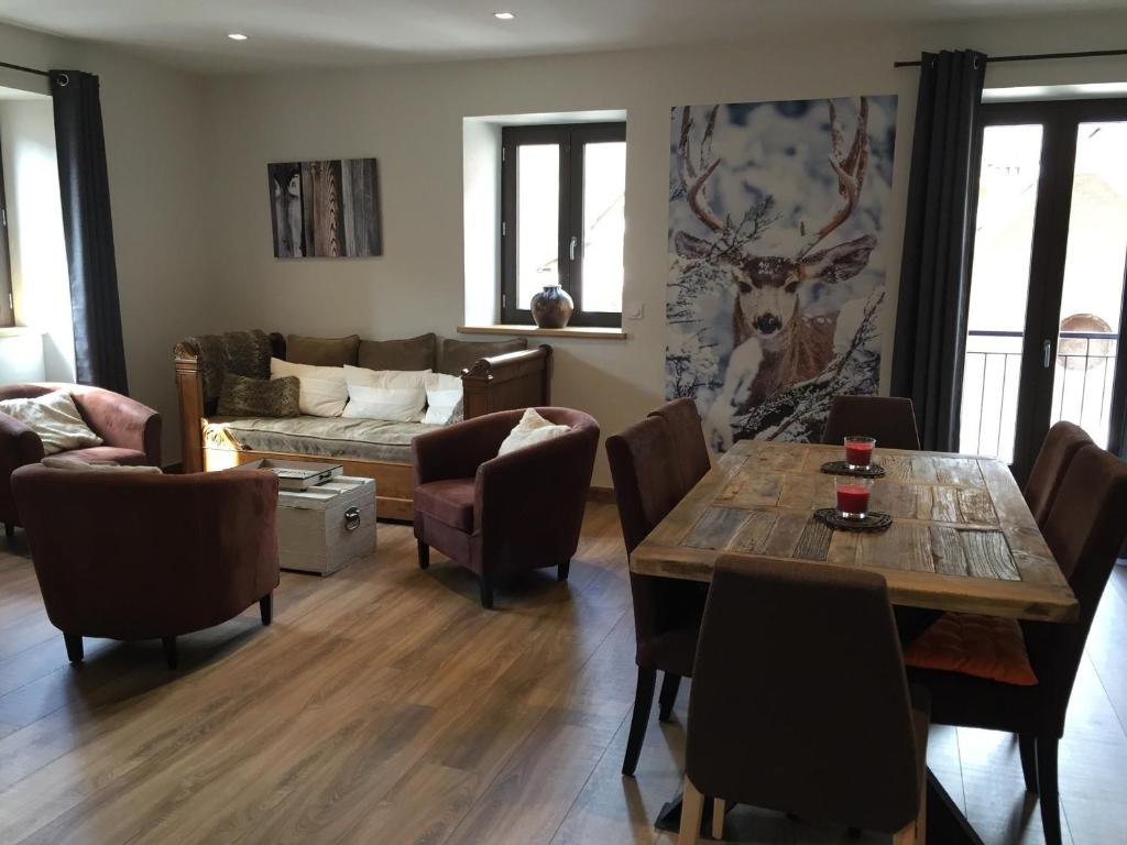 ein Wohnzimmer mit einem Tisch und einem Sofa in der Unterkunft Appartement Valloire, 4 pièces, 6 personnes - FR-1-263-363 in Valloire