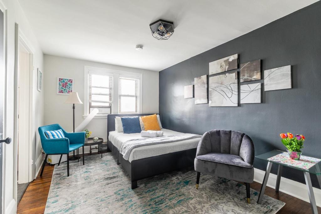 Een bed of bedden in een kamer bij Modern Studio Apartment- Prime James South
