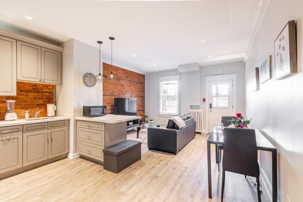 cocina y sala de estar con sofá y mesa en Hamilton's Best Neighbourhood 1BR Apartment, en Hamilton