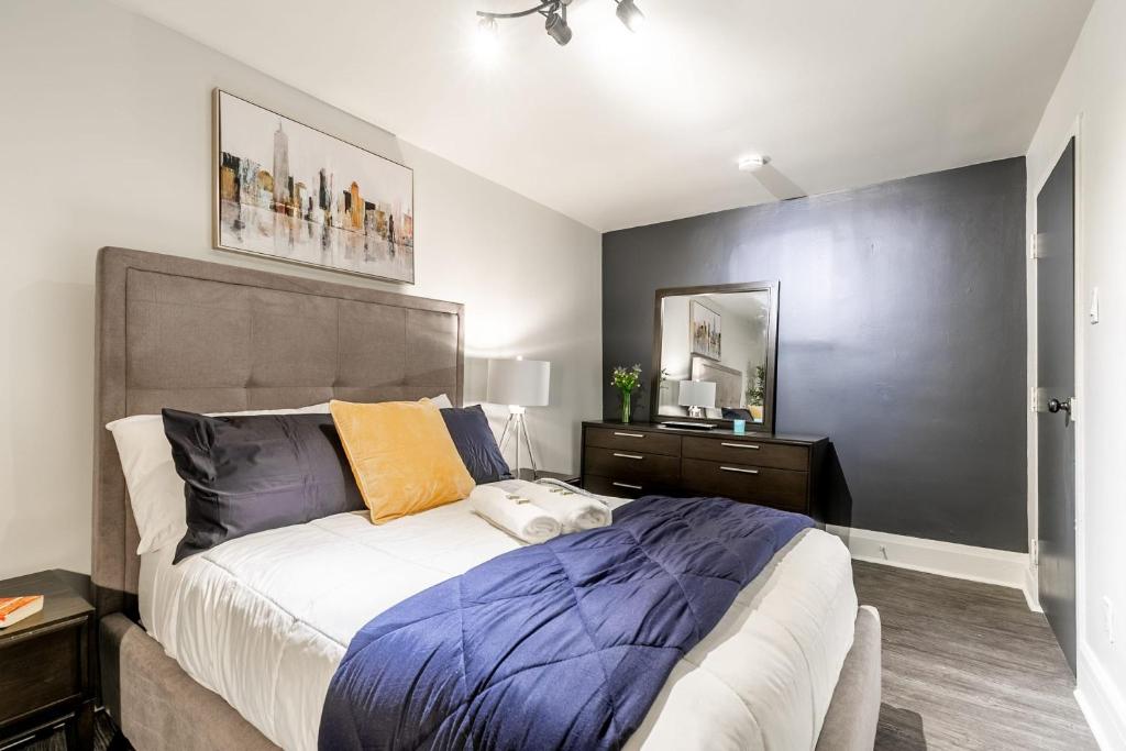 1 dormitorio con 1 cama grande y espejo en Modern Apartment in a Trendy Neighbourhood en Hamilton