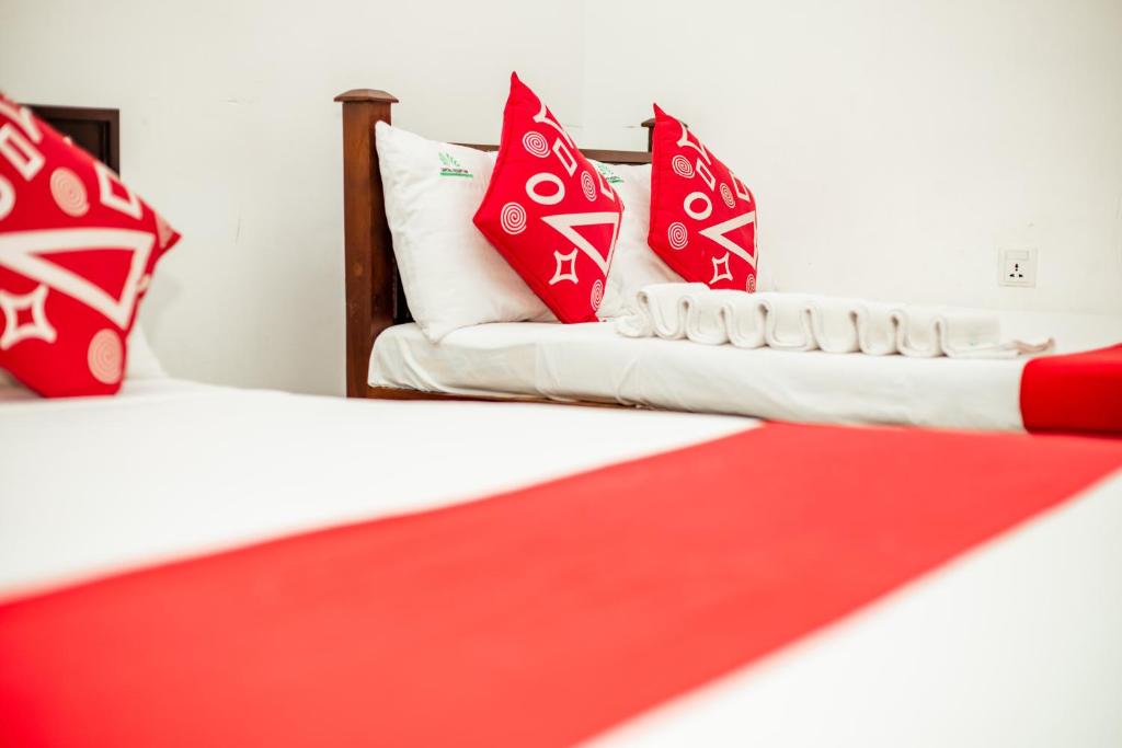 Postel nebo postele na pokoji v ubytování Capital Resort Inn