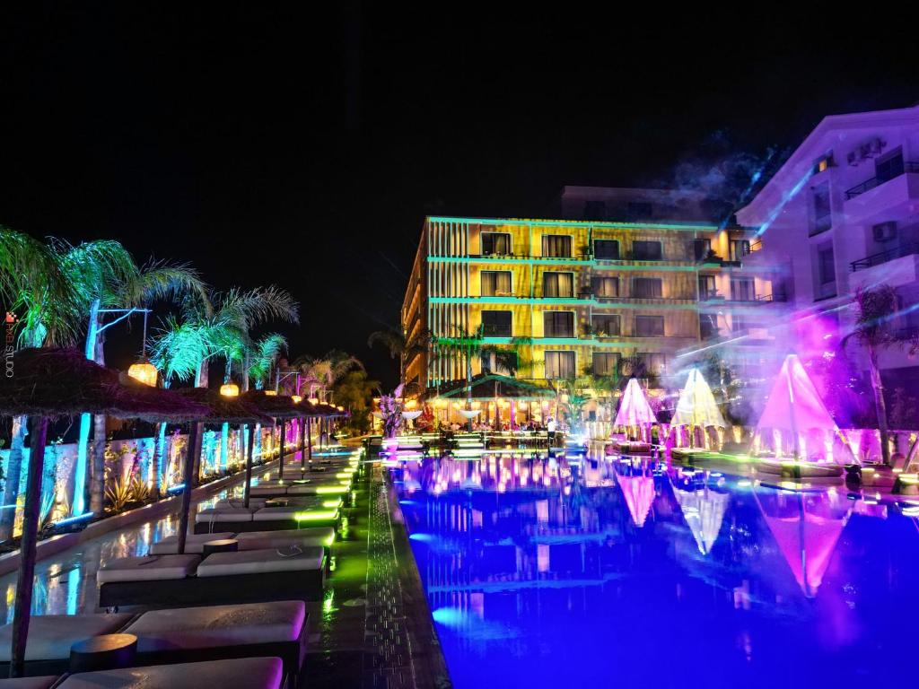 Bassein majutusasutuses Regina Palm Resort või selle lähedal