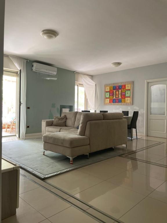 una sala de estar con un sofá y una mesa en Casa Leone, en Bari