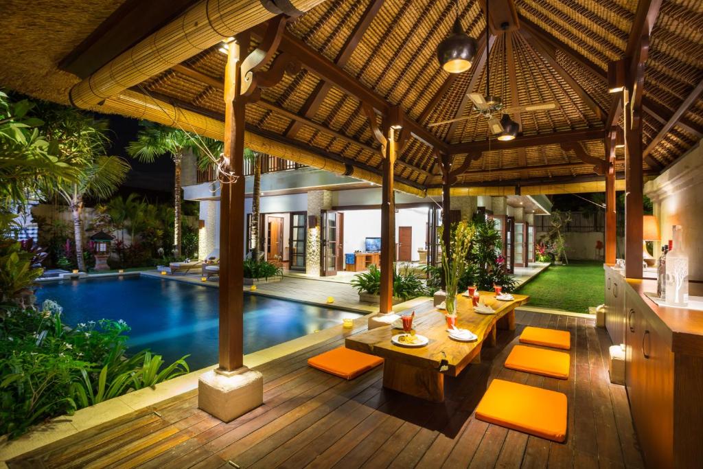 Hồ bơi trong/gần La Bali Sanur