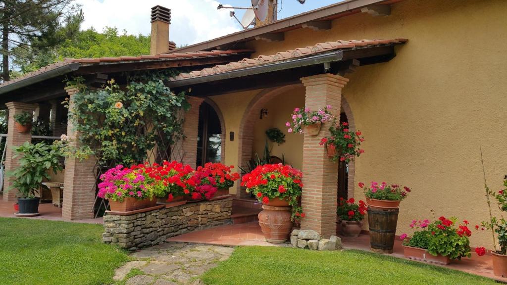 a house with flower pots on the front of it at Villaspino in Capolona