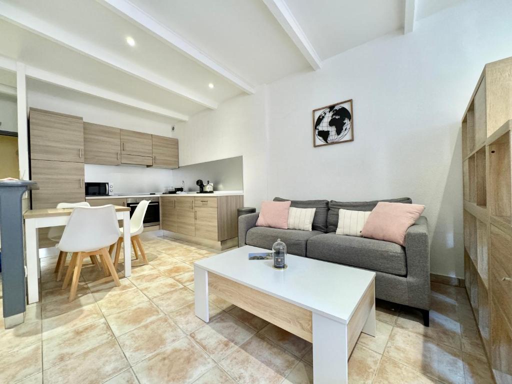 un salon avec un canapé et une table dans l'établissement Grand Studio au Coeur de la Vieille Ville Clim, à Menton