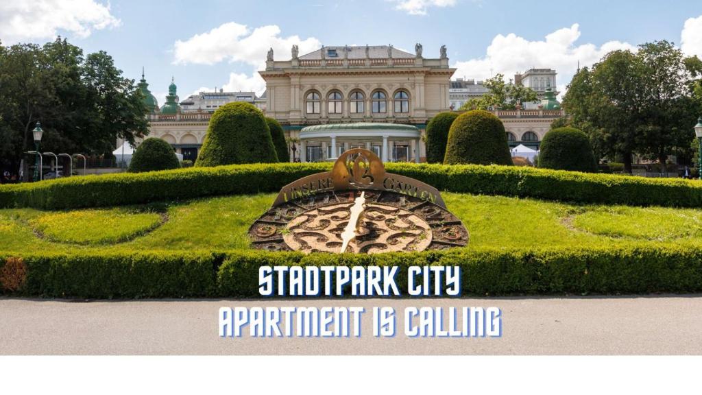 una señal frente a un edificio con reloj en 4ty3 Apartments - Stadtpark City Apartment is calling, en Viena