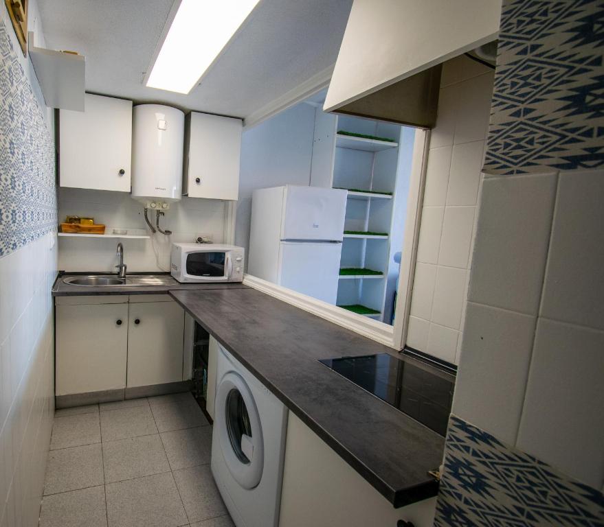 A kitchen or kitchenette at Don Miguel II 18-G Levante Beach