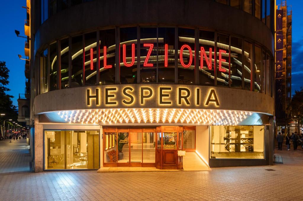 um edifício com um sinal que diz Hollywood Heiseneria em Hesperia Barcelona Presidente em Barcelona