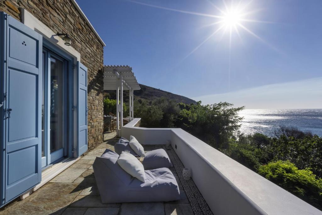 balcón con vistas al océano en Seaside luxury villa, en Ándros
