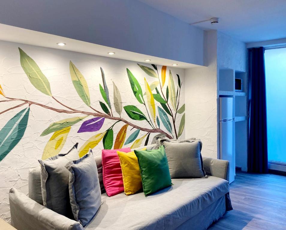 sala de estar con sofá y almohadas coloridas en Y Hostel - Albergue Juvenil, en Palma de Mallorca